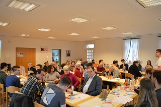 Foto vom voll besetzten Saal bei der JHV